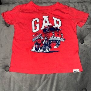 Gap organic Cotton graphic t-shirt and shorts size 18-24 months